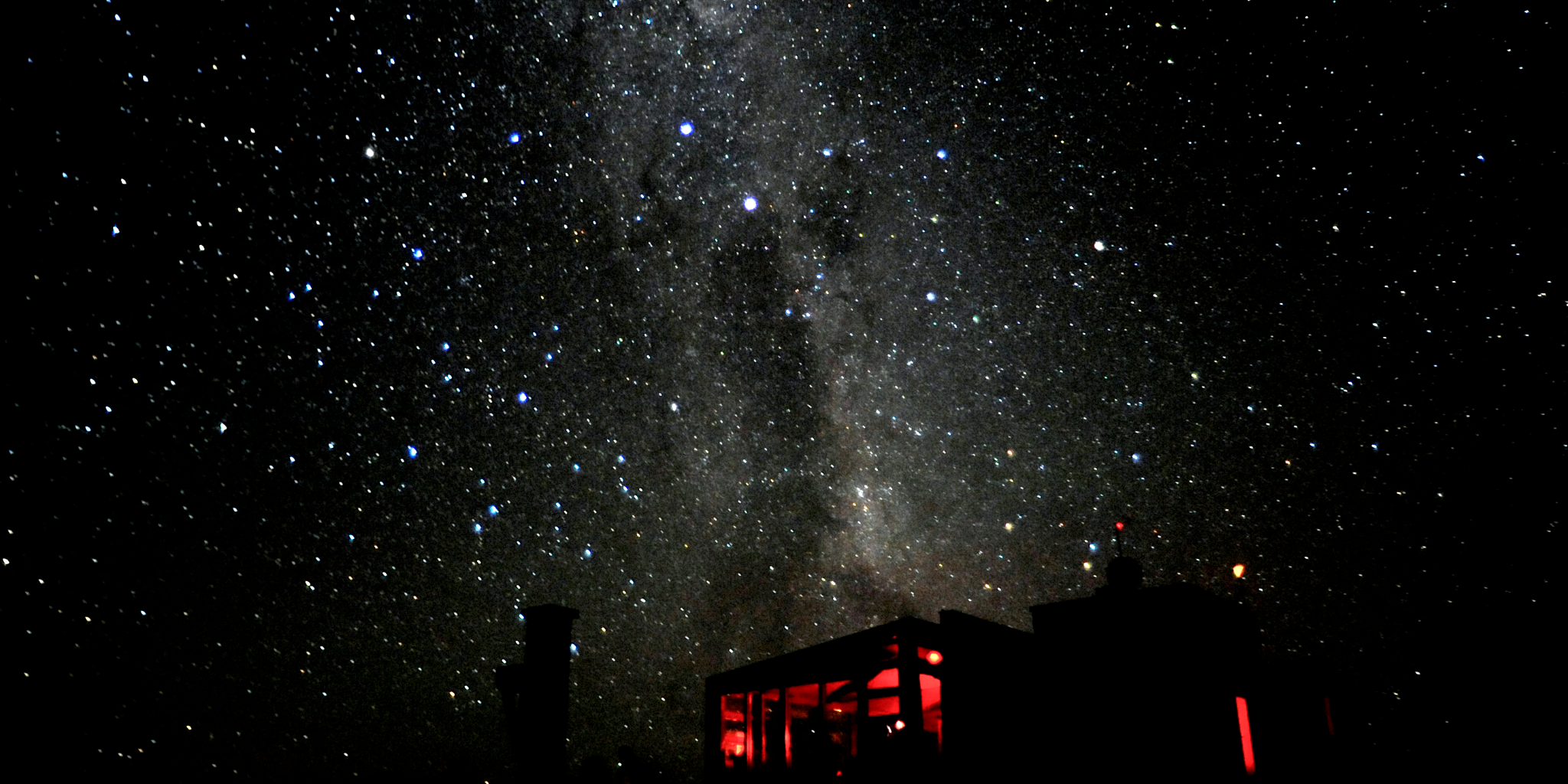 テカポ湖で撮影した、天の川と満天の星が広がる夜空